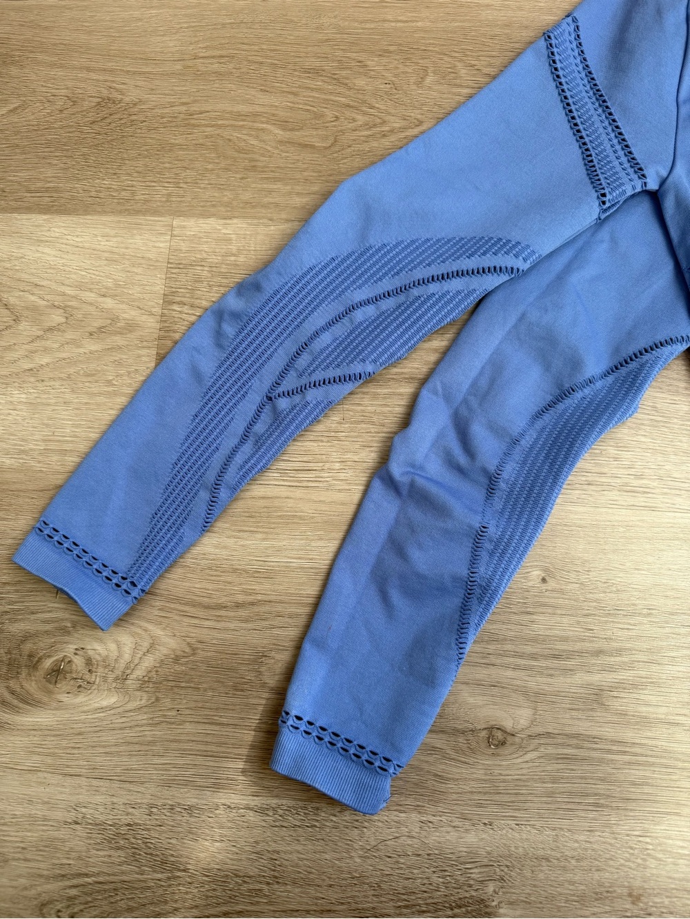 Fabletics Periwinkle Seamless Long Sleeve Crop Top - Picture 4 of 6